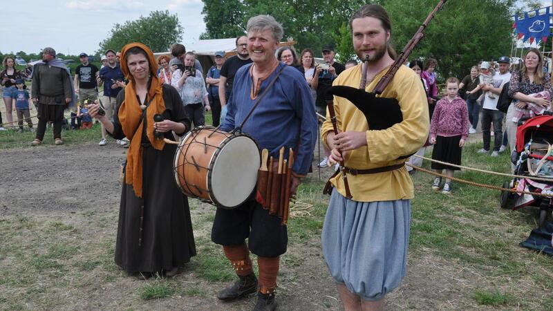 Die Gruppe Virelai spielt mittelalterlichen Folk zur Eröffnung vor der Kampfshow.