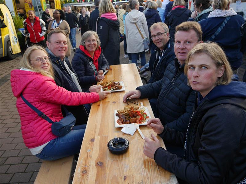 Das neue Streetfood-Festival in Drochtersen schmeckt Tausenden gut Die Gruppe aus Hüll startet ihre Runde über das Streetfoot Festival mit einer Auswahl afrikanischer Köstlichkeiten. Foto: Umland