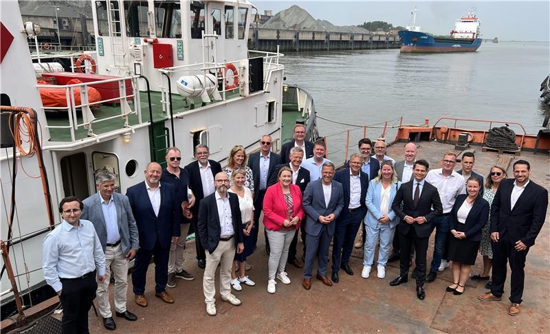 Die Gruppe aus Politik und Wirtschaft begleitete Christoph Ploß während seiner Tour durch das Stader Industriegebiet.
