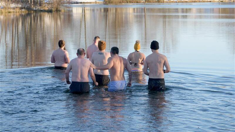 Die Gruppe bleibt zwischen fünf und acht Minuten im Wasser. Danach sieht die Welt ganz anders aus.