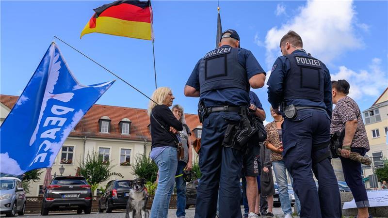 Rechte Umtriebe: Ein Hilferuf aus Brandenburg und die Folgen Die Gruppe der Demonstranten ist überschaubar.