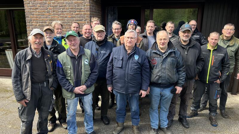 Die Gruppe der fleißigen Helfer nach getaner Arbeit.