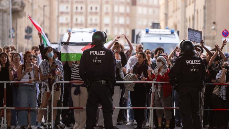 Kontroverse über Räumung der Humboldt-Uni Die Gruppe fordert unter anderem, dass sich Hochschulen für einen Waffenstillstand einsetzen und Druck auf die Regierung ausüben.