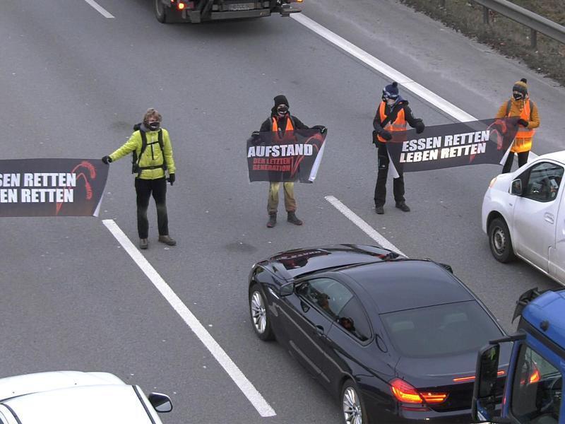 Die Gruppe in Berlin nennt sich «Aufstand der letzten Generation» und fordert unter anderem eine Agrarwende. Foto: Paul Zinken/dpa