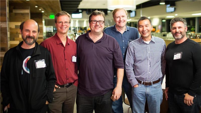 Die Gruppe machte LinkedIn erfolgreich: Ian McCarthy, Konstantin Guericke, Reid Hoffman, Allen Blue, Eric Ly und Adam Nash (von links). Es fehlt: Jean-Luc Vaillant. Das Gruppenbild wurde bei einer LinkedIn-Reunion aufgenommen.