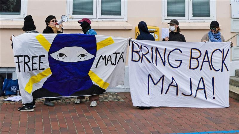 Aktivisten blockieren CDU-Büro von Wadephul in Rendsburg Die Gruppe war zum Teil maskiert.