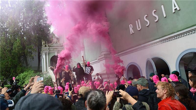 Die Gruppierungen Pussy Riot und Femen haben schon vor dem offiziellen Biennale-Start farbenfroh gegen Russlands Anwesenheit demonstriert.