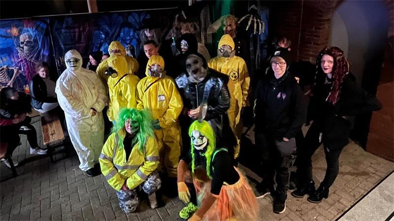 Geisterstadt und Horrorgarten: Oldendorf lädt zum Gruseln ein Die Grusel-Crew vom Oldendorfer Halloween-Haus.