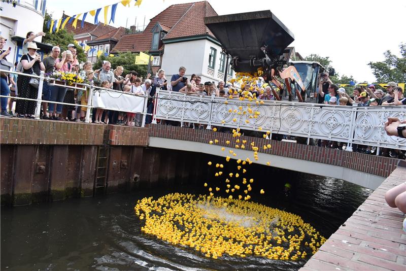Vorverkauf gestartet: Jetzt Lose für Buxtehuder Entenrennen kaufen Die Gummienten sind wieder in Buxtehude los.