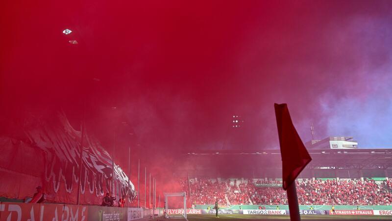 Mühevolle Blessin-Premiere: St. Pauli wendet Überraschung ab Die HFC-Fans sorgten für einen verspäteten Anpfiff.