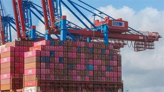 Die HHLA betreibt drei der vier Containerterminals in Hamburg. (Archivbild)