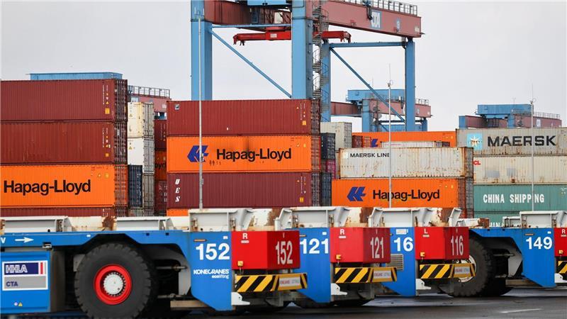 Die HHLA betreibt in Hamburg drei Containerterminals. (Archivbild) 
