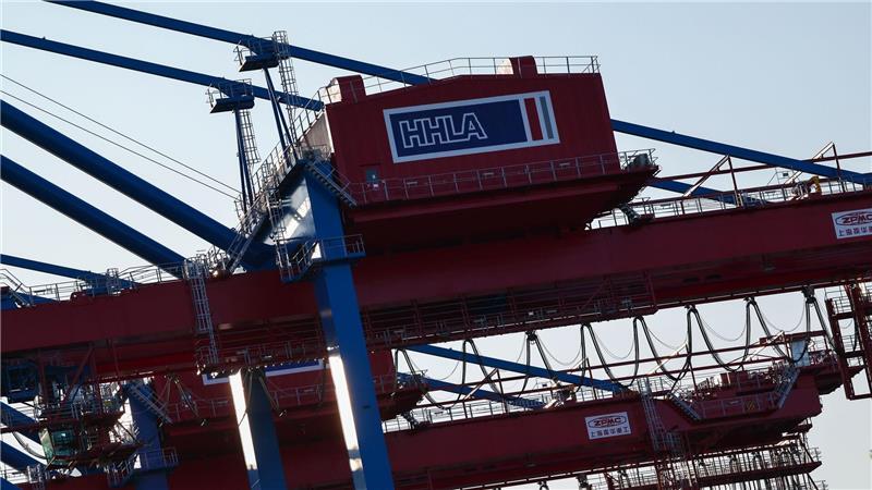 Hafenlogistiker HHLA stellt Halbjahreszahlen vor Die HHLA betreibt in Hamburger unter anderem das Containerterminal Burchardkai. (Archivbild)