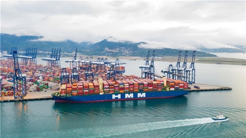 Die „HMM Algeciras“ bei ihrer Jungfernreise im Ladehafen Yantian in China. Foto: HMM Die „HMM Algeciras“ bei ihrer Jungfernreise im Ladehafen Yantian in China.