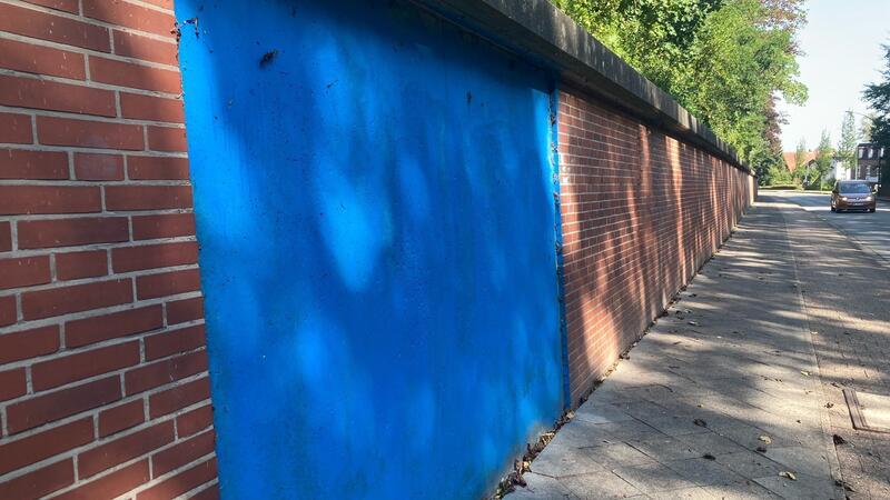 Die HSV-Farben an der Spundwand Bremervörder Straße sind in Gänze nur im Vorbeifahren zu sehen.