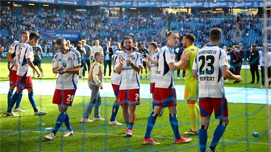 Die HSV-Profis jubeln nach dem 5:0-Sieg in Richtung der eigenen Fans.