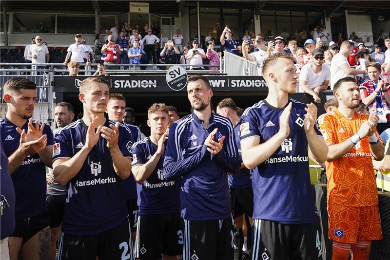 HSV feiert zehn Minuten zu früh – am Ende jubelt ein Stader Die HSV-Profis müssen die Enttäuschung schnell verarbeiten: Donnerstag ist Relegation. Foto: dpa