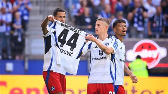 Die HSV-Spieler feiern mit einem Trikot des wegen Dopings gesperrten Kroaten Mario Vuskovic.