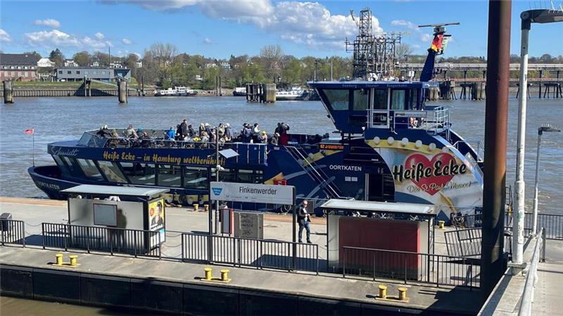 Kampf um Fähre: Bürger und Grüne im Alten Land uneins Die HVV-Busse sollen in Finkenwerder vor allem abends auf die Passagiere der Hadag-Fähren in Richtung Cranz/Altes Land warten.