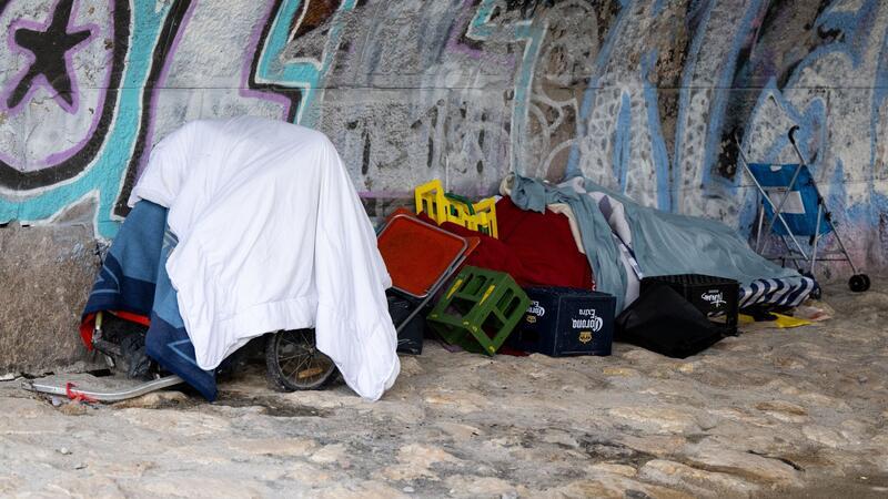 Die Habseligkeiten von einem Obdachlosen liegen am Ufer der Isar unter einer Brücke. Nach Ansicht des Europarats muss Deutschland bei der Bekämpfung von Armut, Wohnungsnot und Ausgrenzung behinderter Menschen deutlich mehr tun.