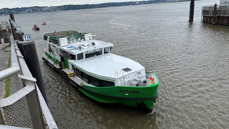 Hadag-Fährverbindung Cranz-Blankenese in Gefahr – Altländer kämpfen für Erhalt Die Hadag-Fähre macht vor dem Este-Sperrwerk am Anleger Neuenfelde fest. Foto: Vasel
