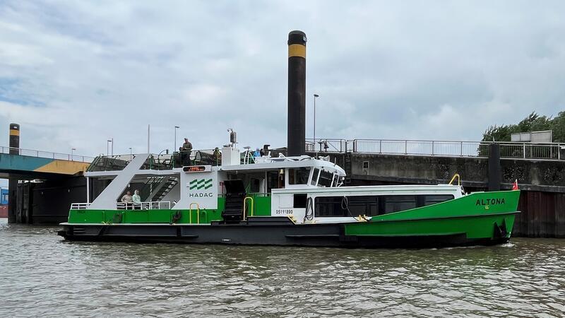 Hadag-Fährverbindung Cranz-Blankenese in Gefahr – Altländer kämpfen für Erhalt Die Hadag-Fähre macht vor dem Este-Sperrwerk am Anleger Neuenfelde fest.