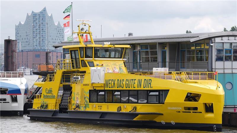 Die Hadag-Hybridfähre „Grasbrook“ ist getauft worden. (Archivbild) 
