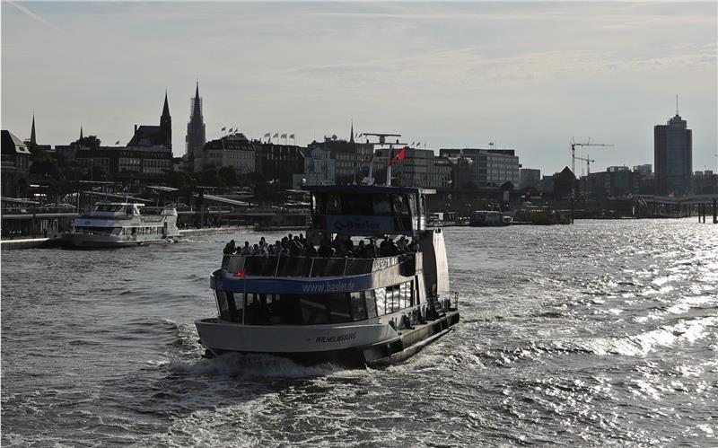 Warnstreik: Fähren in Hamburg stehen still Die Hadag Personenfähre „Wilhelmsburg“ fährt auf der Elbe in Richtung Finkenwerder. Foto Charisius/dpa