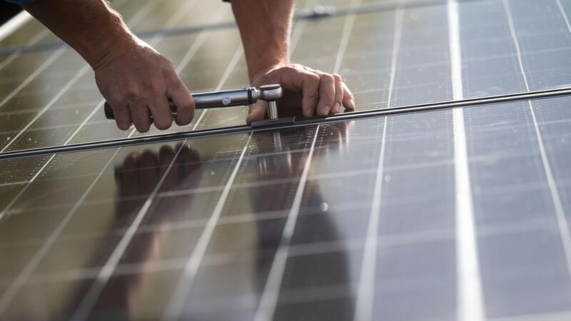 Solarenergie im Trend - Unklarheiten bei Förderung Die Hälfte der 2023 neu installierten Solarstromleistung entfiel laut dem Bundesverband Solarwirtschaft auf das Heimsegment.
