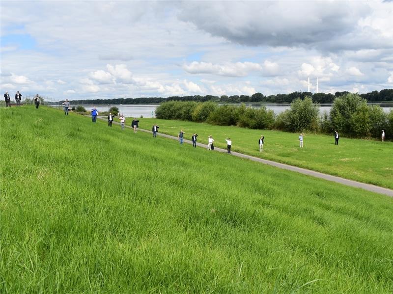 Gegen Ausgleich für Deicherhöhung in Nordkehdingen Die Hände der CDU-Landtagsabgeordneten sowie der Vertreter der Deichverbände und des Niedersächsischen Landesbetriebs für Wasserwirtschaft, Küsten- und Naturschutz zeigten im Juli 2020, wie hoch der Deich an der Elbe in Jork-Hinterbrack ab