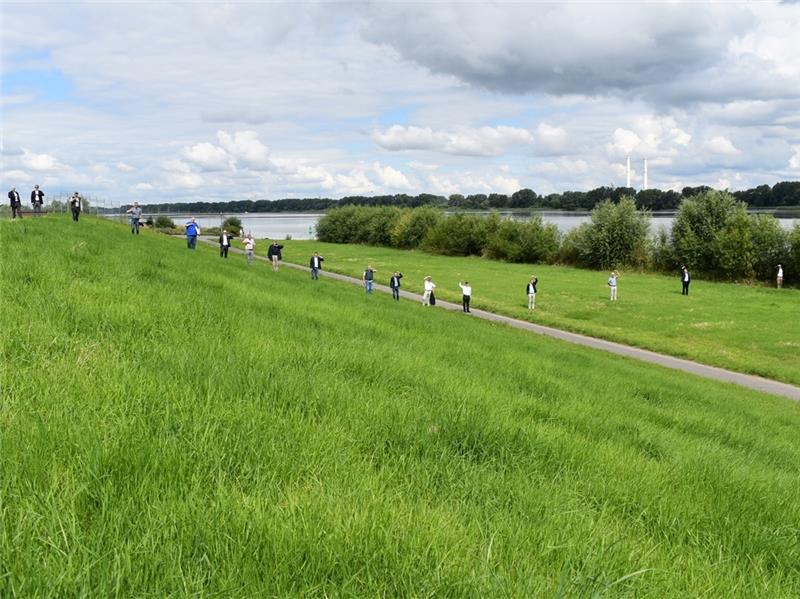 Die Hände der CDU-Landtagsabgeordneten sowie der Vertreter der Deichverbände und des Niedersächsischen Landesbetriebs für Wasserwirtschaft, Küsten- und Naturschutz zeigten im Juli 2020, wie hoch der Deich an der Elbe in Jork-Hinterbrack ab 