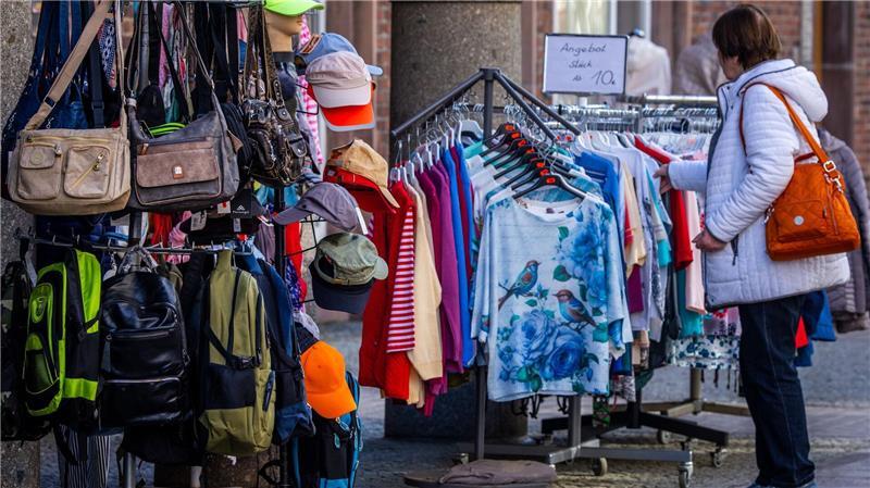 Die Händler in den Ferienorten hoffen auf Kunden, bei denen im Urlaub der Euro lockerer sitzt.