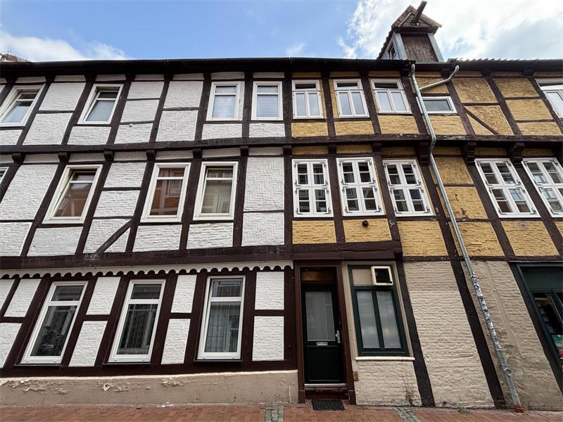 Dieses alte Haus am Stader Fischmarkt hat einen Brand-Schutzengel Die Häuser Wasser West 1 (gelb) und Kehdinger Straße 2 (weiß) gehörten früher zusammen. 1787 wurden sie an unterschiedliche Eigentümer verkauft.
