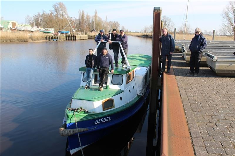 Die Hafenbarkasse „Bärbel“ soll weiterhin maritimer Blickpunkt im historischen Hafen in Neuhaus bleiben. Dafür setzen sich unter anderem Richard Schuster, Henning van Gemmeren (vorn auf dem Schiff), Marcus Kallweit, Jörn Katt und Mario Hore