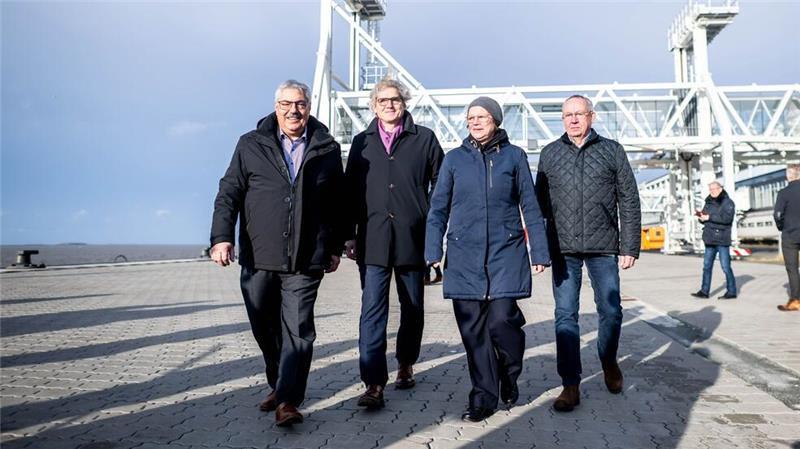 Neue Kaje und große Kreuzfahrt-Ziele ein Bremerhaven Die Hafensenatorin (2.v.r.) betonte, dass die Bauarbeiten im Zeitplan geblieben seien.