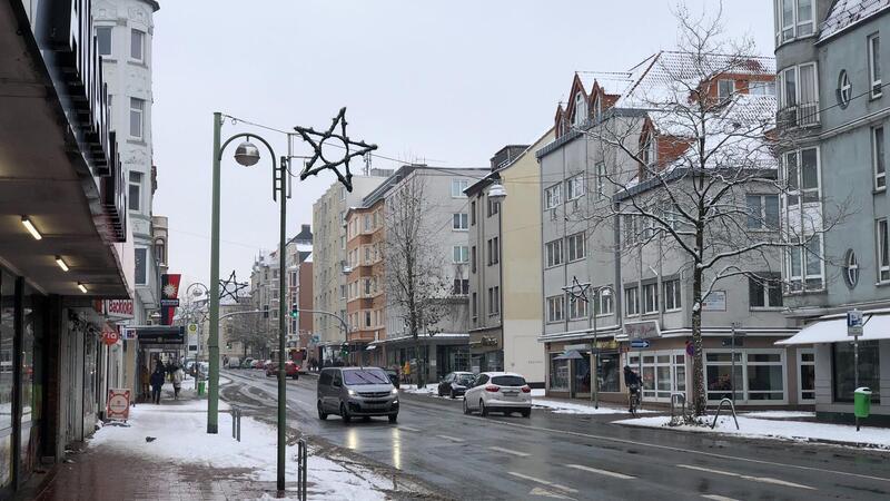 Zwischen Wohlfühloase und Verzweiflung: Die dunkle Seite der Spielotheken Die Hafenstraße im Winterkleid: Eine Straße, gesäumt von Versuchungen, wo Spielotheken und Wettbüros mit vermeintlichen Gewinnen locken.Foto: Levin Meis