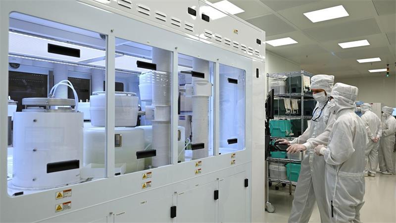 Großprojekt: Erfurt behauptet sich als Halbleiter-Standort Die Halbleiterproduktion muss unter staubfreien Bedingungen, in sogenannten Reinräumen, erfolgen.