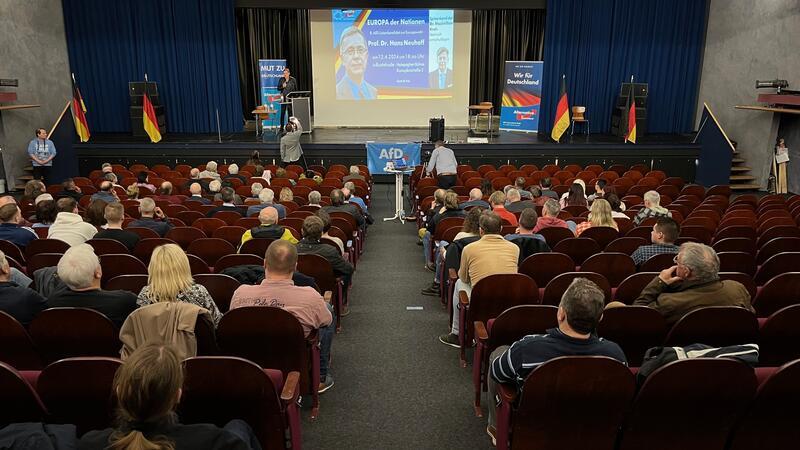 Parteipolitik an Buxtehuder Schulen: Das ist die neue Regelung Die Halepaghen-Bühne in Buxtehude war am 12. April Schauplatz einer AfD-Veranstaltung im Europa-Wahlkampf. Veranstaltungen nur einer einzigen Partei sind jetzt in Schulgebäuden der Hansestadt Buxtehude nicht mehr zulässig.