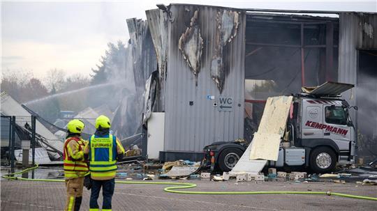 Vier Verletzte bei Explosion in Lkw-Werkstatt Die Halle wurde stark beschädigt.