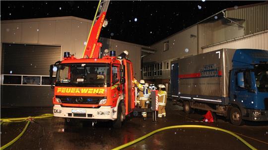 Die Hallen stehen relativ nah zusammen. Die Feuerwehr verhinderte aber ein Übergreifen.
