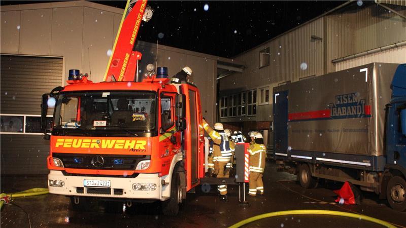 Heizöl im Bach: Mulsumer Feuerwehr zwölf Stunden im Einsatz Die Hallen stehen relativ nah zusammen. Die Feuerwehr verhinderte aber ein Übergreifen.