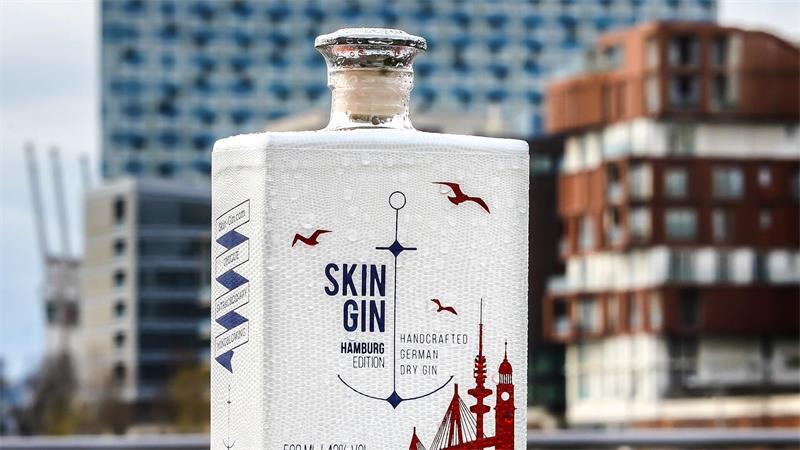 Skin Gin in Buxtehude: Rote Linien und ganz viel Leidenschaft Die Hamburg-Edition vor dem Hintergrund der Elbphilharmonie.