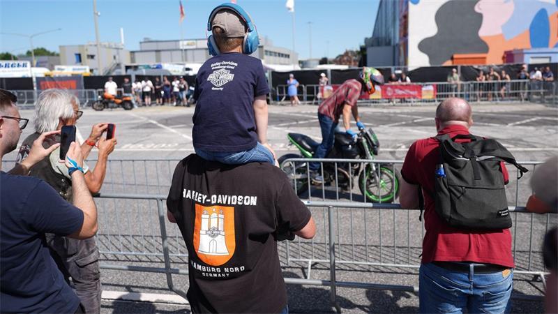 Die Hamburg Harley Days bieten ein Programm mit Musik, Stuntshows und geführten Touren. 