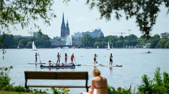 Die Hamburger Außenalster mit ihren Grünanlagen bietet bei sommerlicher Hitze Abwechslung und Abkühlung. (Archivbild)