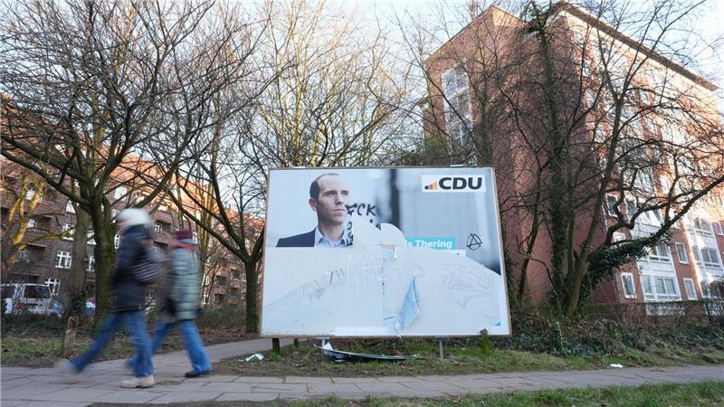 Viele Verfahren wegen zerstörter Wahlplakate in Hamburg - Helfer angegriffen Die Hamburger CDU beklagt eine Zunahme bei der Zerstörung ihrer Wahlplakate. (Archivbild)