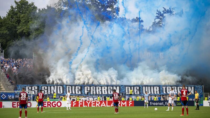 Die Hamburger Fans zünden Pyrotechnik.