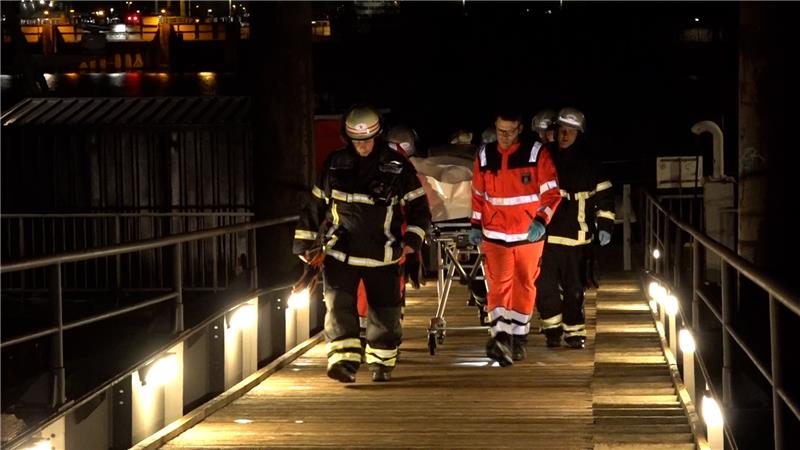 Die Hamburger Feuerwehr hat eine Wasserleiche am Hafenanleger geborgen. Foto: Lenthe-Medien