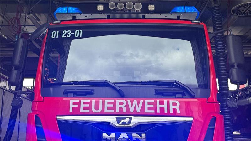 Die Hamburger Feuerwehr hat einen Arbeiter ins Krankenhaus gebracht, der bei Baumpflegearbeiten in der Nähe einer Bahnstrecke einen Stromschlag erlitten hat. (Symbolfoto)