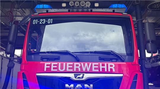 Die Hamburger Feuerwehr hat einen Arbeiter ins Krankenhaus gebracht, der bei Baumpflegearbeiten in der Nähe einer Bahnstrecke einen Stromschlag erlitten hat. (Symbolfoto)