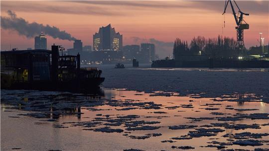 Die Hamburger Feuerwehr hat einen Toten aus der Elbe geborgen. (Symbolbild)
